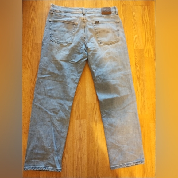 Lee Jeans Men's Size 32x30. Light Wash, 5 Pockets and Button/Zip Closure. - Picture 4 of 5